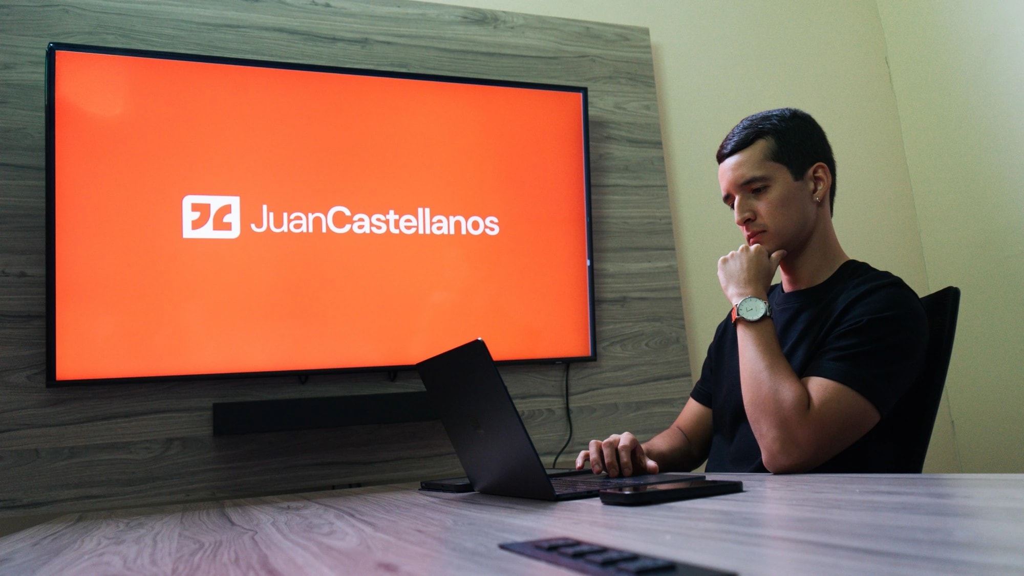 Juan Castellanos, instructor de Paid Media Hub, dando una clase